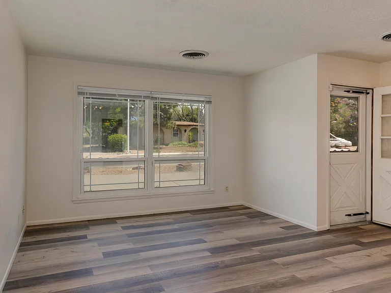 4631 Sherwood St NE — Photo 7