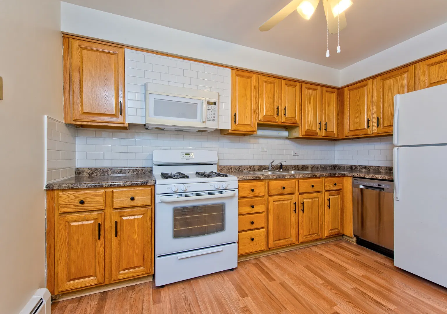 Beautiful 1 Bed/1 Bath In The Heart Of Des Plaines With Free Heat/Parking....Must See!! — Photo 3