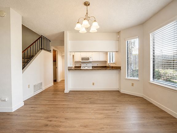 3rd image of 1221 Primrose Ct