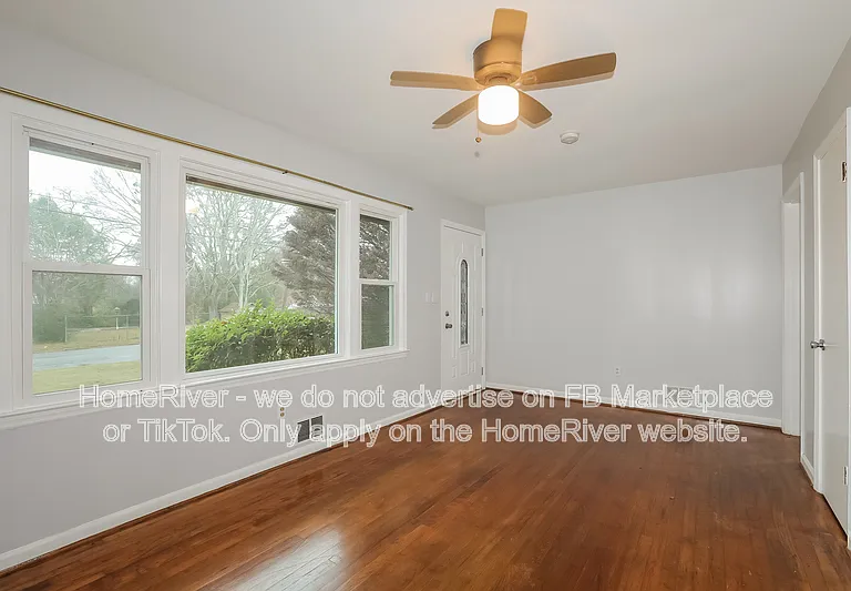 309 E Meadow Dr — Photo 2