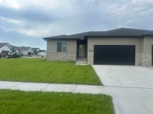 808 Palmetto Ln, Lincoln, NE 68521
