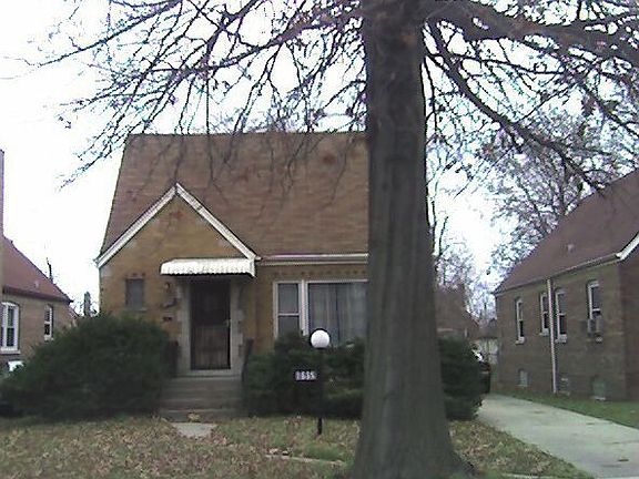 Brick 2 Bedroom, 1.5 Bath Quiet Neighborhood