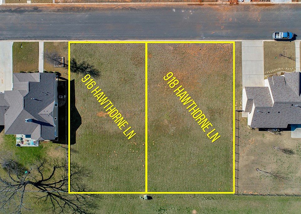 2nd image of 916 Hawthorn Ln