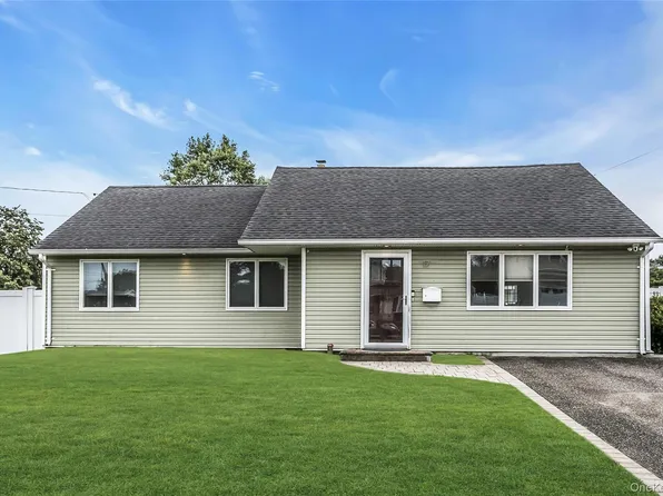 17 Blanche Street, Plainview, NY 11803