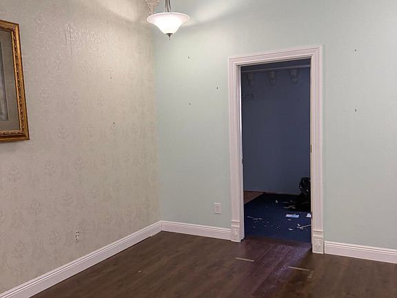 4th image of 205 Carter St