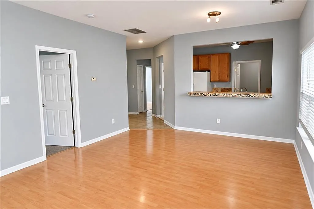 3 bed, 2.0 bath, 1424 sqft, $2,100 — Photo 3