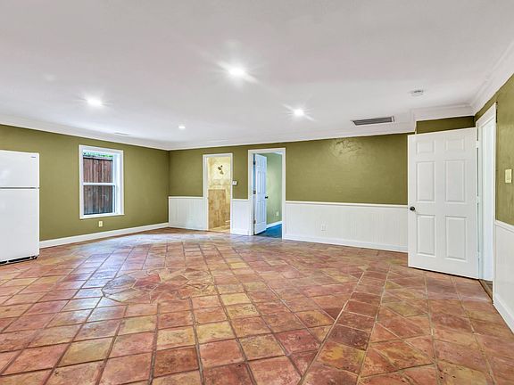 5th image of 2353 Longhorn St