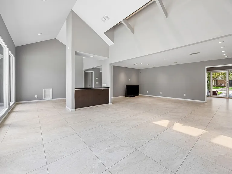 5219 Loch Lomond Dr — Photo 3