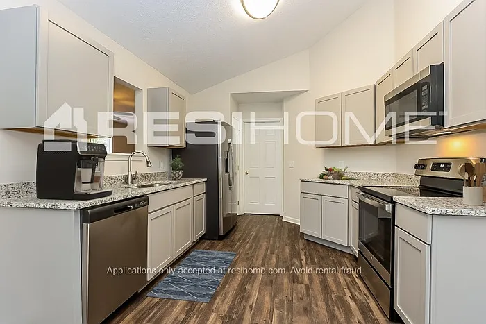 3 bed, 2.0 bath, 1422 sqft, $1,825 — Photo 2