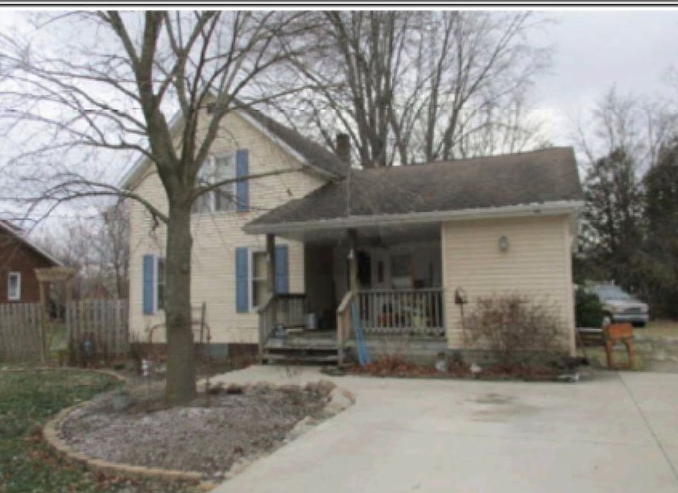 Paved drive. Large porch. 