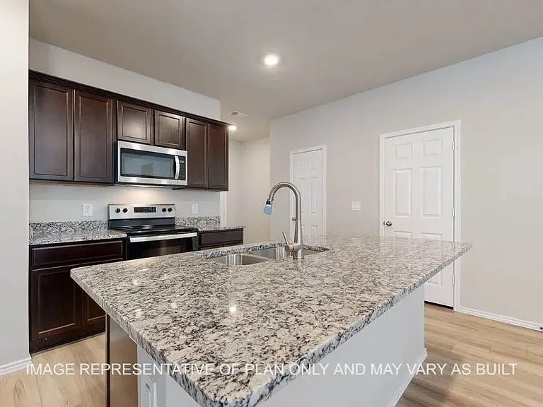 1160 Oxford Ln — Photo 5