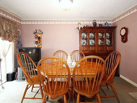 Another veiw of dining area.