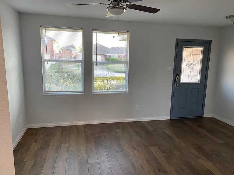 2112 W Grove Ln — Photo 3