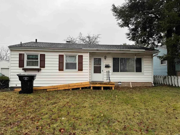 1211 Canterbury Dr, South Bend, IN 46628