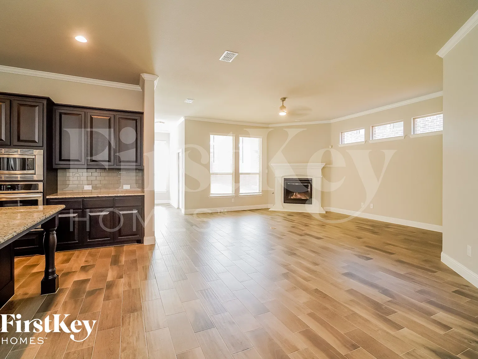 4 bed, 2.5 bath, 2820 sqft, $3,160 — Photo 3
