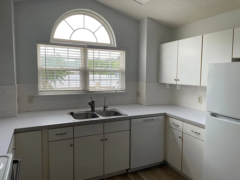 480 Saltaire Dr — Photo 11