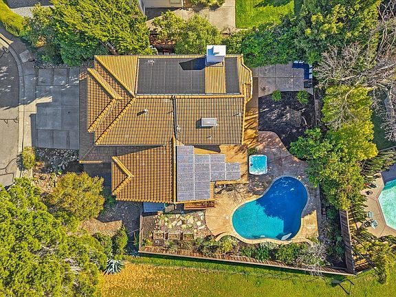 4th image of 3327 Colonial Court