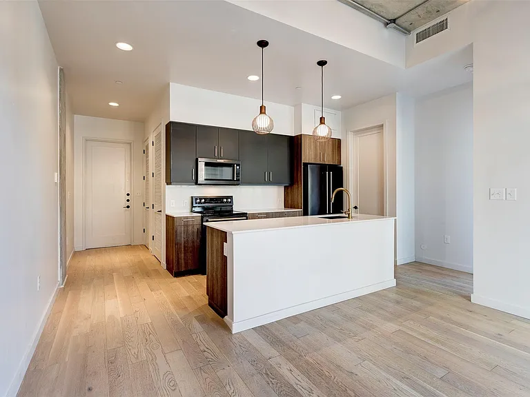 1501 E 4th St #202 — Photo 5