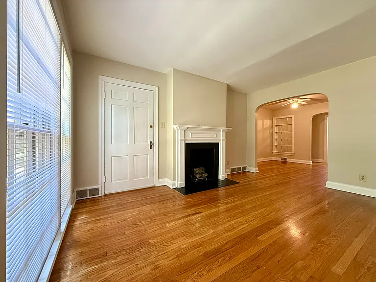 2525 Glenmary Ave #3 — Photo 2