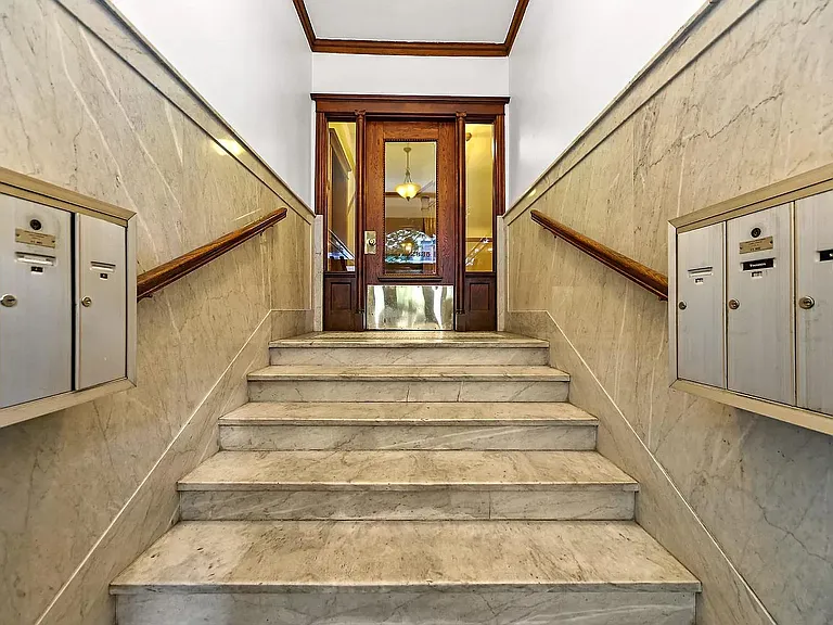 2835 N Pine Grove Ave #3 — Photo 2