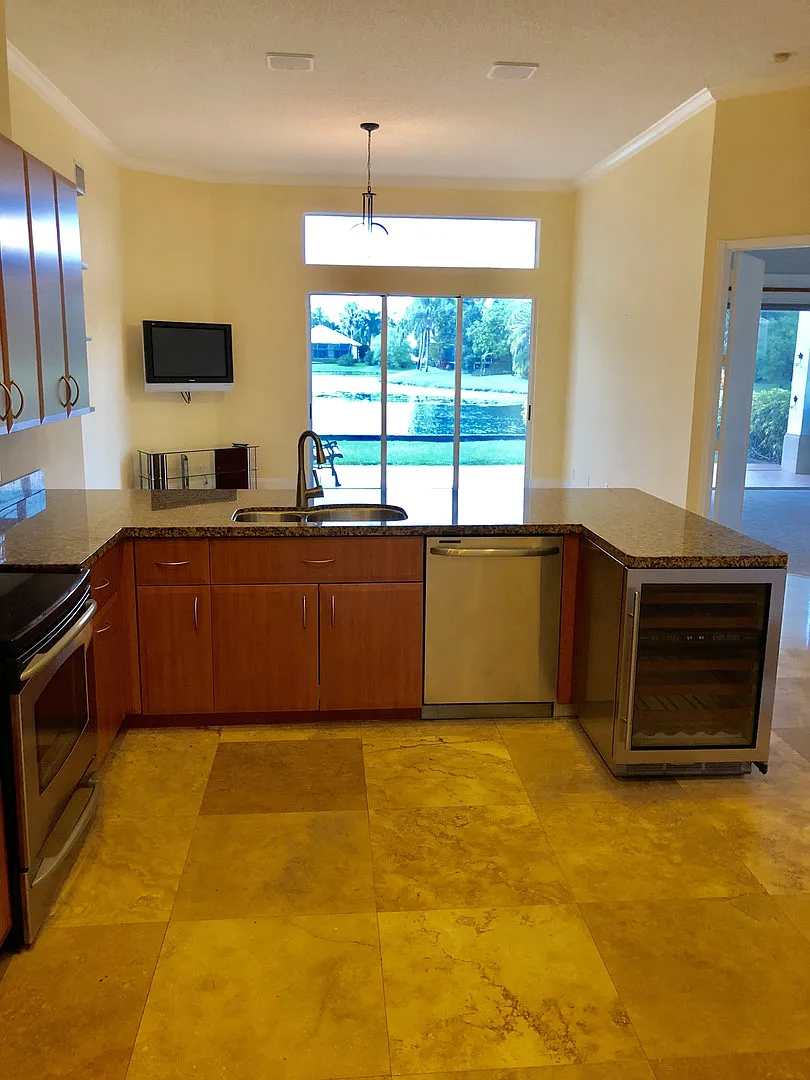 4 Bedroom single family home in Boca Isles South upscale gated community — Photo 2