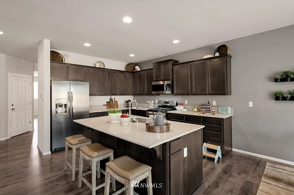 6 bed, 2750 sqft, $3,595 — Photo 2