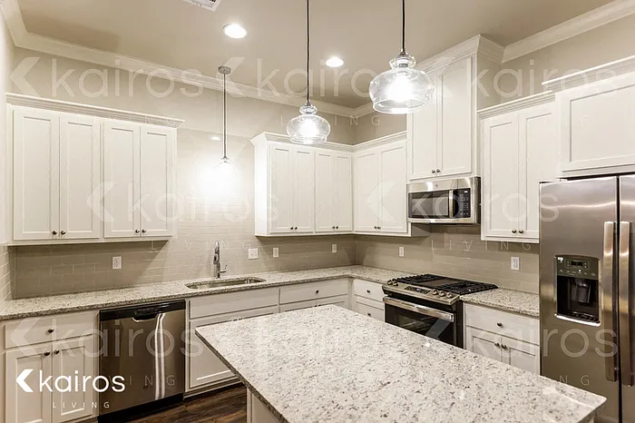 3 bed, 2.0 bath, 1705 sqft, $2,195 — Photo 4