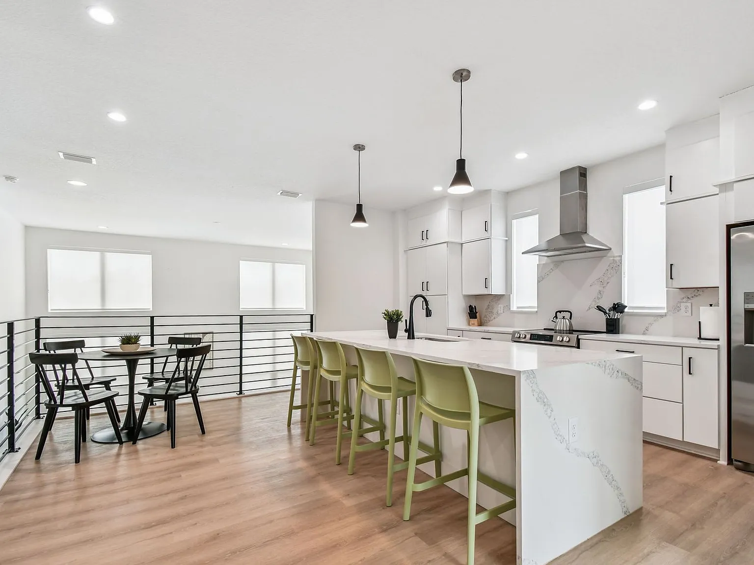 A charming coastal townhouse, just minutes from downtown St. Pete! — Photo 4