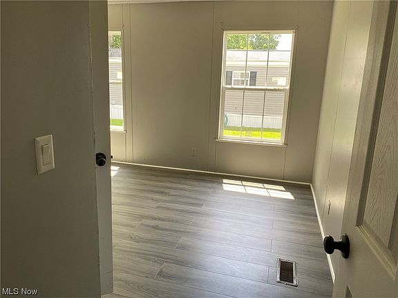 5th image of 115 E Monroe Cir