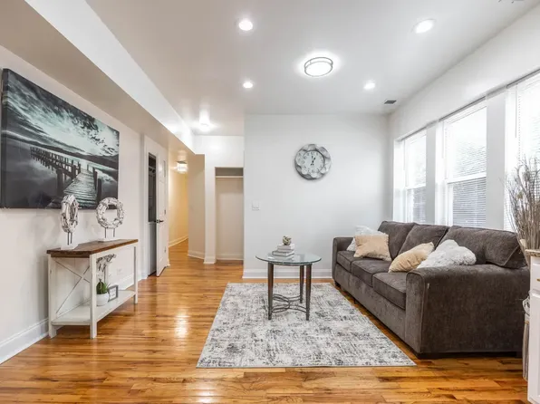 3851 W Ainslie St #1, Chicago, IL 60625