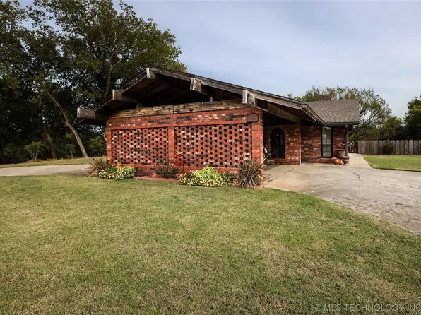 1601 Country Club Dr, Sulphur, OK 73086