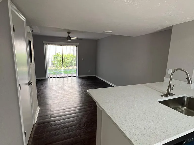811 SE 12th Ave #302 — Photo 24