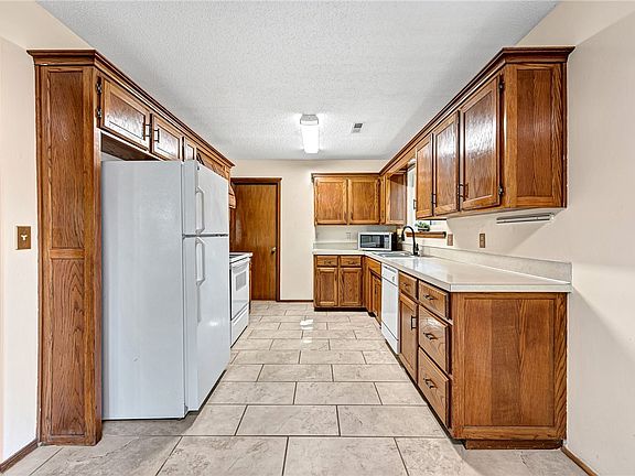 5th image of 1606 E Terry Dr