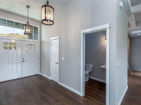 4th image of 1095 Chinook Dr