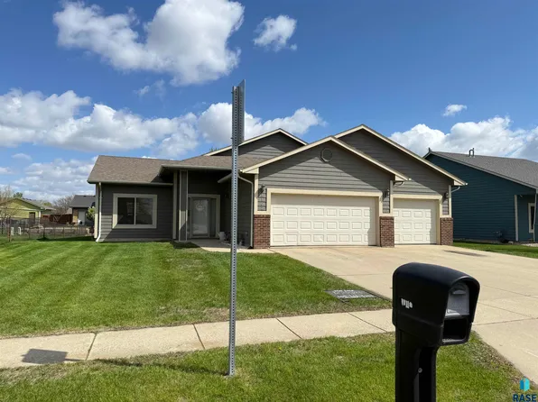 1102 Perry Ln, Harrisburg, SD 57032