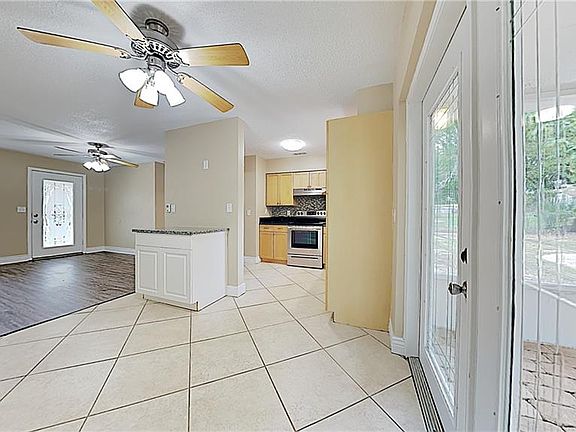 2nd image of 1541 Primrose Ln