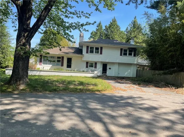 28 Hill Top Dr, Warwick, RI 02818
