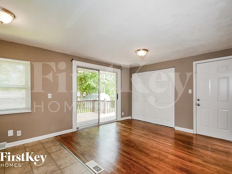 704 Highland Dr — Photo 5