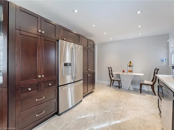 2392 Maryvale Ct, Burlington, ON L7P 2P2