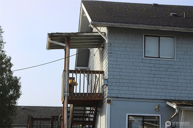 5th image of 626 Monroe St