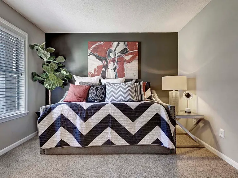 Harlowe Apartments — Photo 8