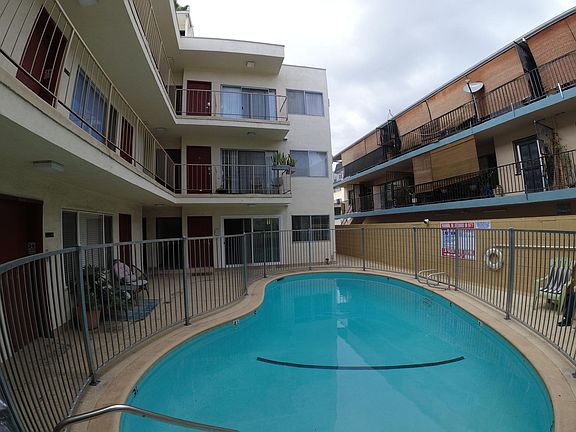 3rd image of 1114 N Clark St #2B