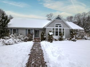 22 Ironwood Dr, Saratoga Springs, NY 12866