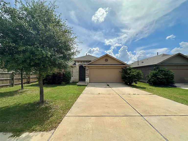 10708 Seguin St — Photo 2