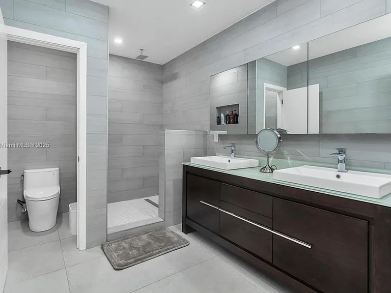 501 NE 105th St — Photo 2