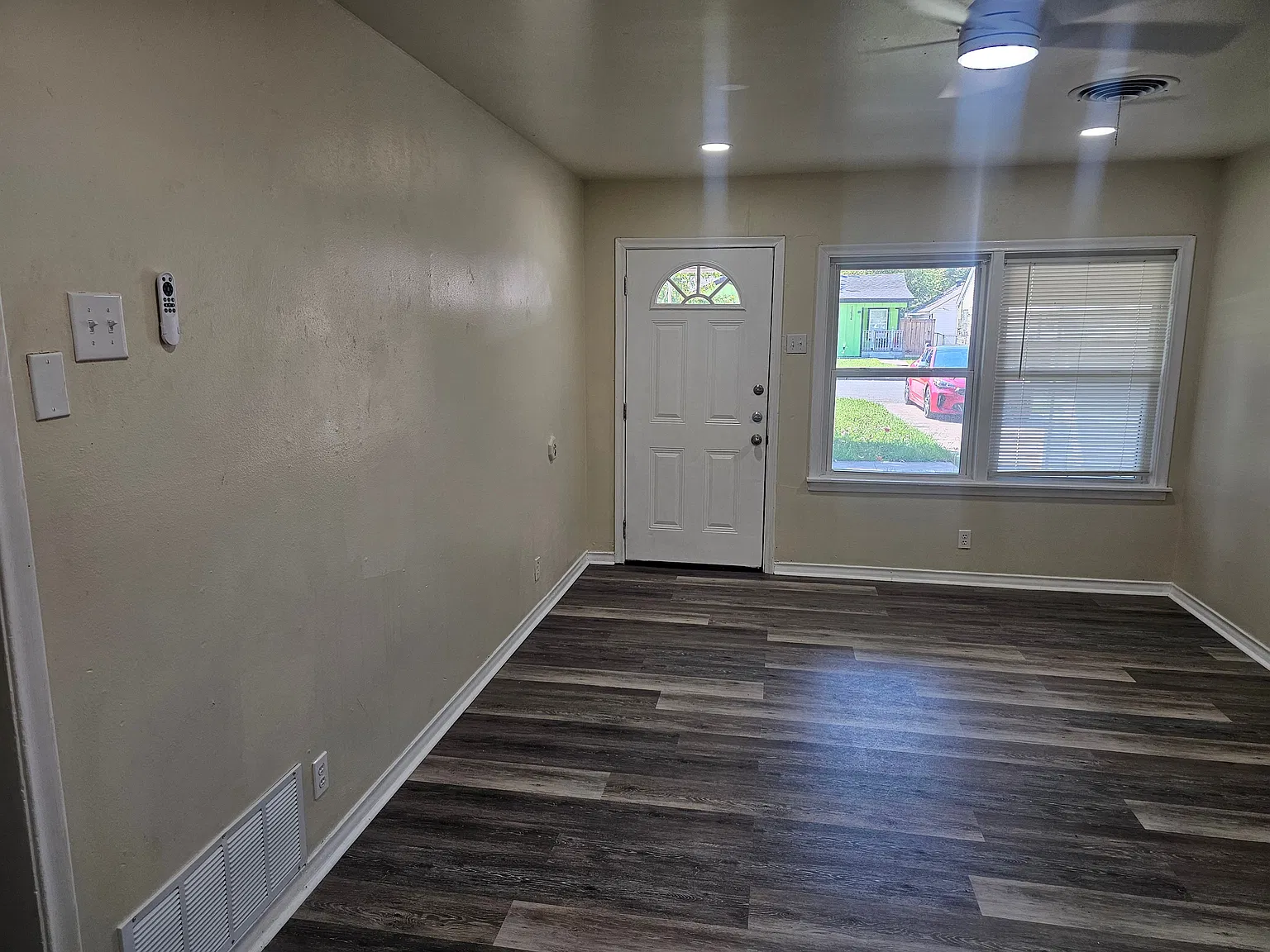 Recently Renovated 3 Bed 1.5 Bath 1 Car Attached Garage Fenced Yard New Appliances — Photo 2