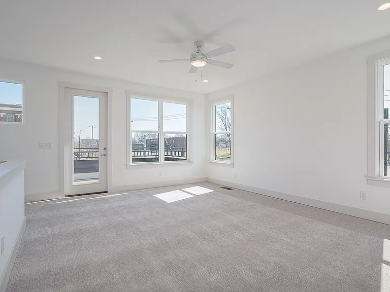 900 Meridian St — Photo 9