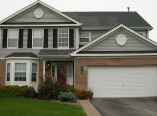 16 Trail Ridge Ct, Streamwood, IL 60107