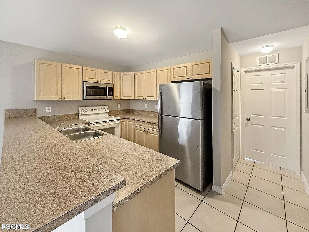 3 bed, 2.0 bath, 1134 sqft, $1,400 — Photo 2