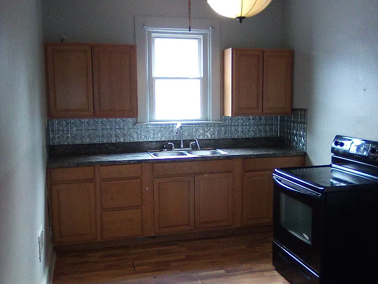218 1/2 S 14th St #1/2 — Photo 6